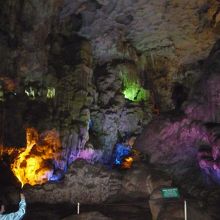 鍾乳洞のライトアップ
