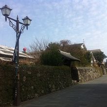 塀に注目してください