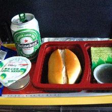 ランチが出ます。ビールも無料です