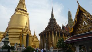 煌びやかな装飾に圧巻なワットプラケオ