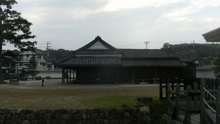 道路沿いにある目立つ建物です