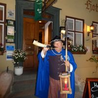 ホテルの前で夜警の人と遭遇