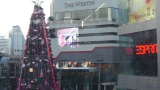 アミューズメントパークのような　ショッピングセンター