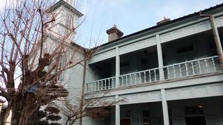 薄い緑色の建物