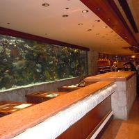 フロント（後ろは水族館）