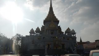 黄金の仏像を見るのに１００バーツ