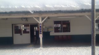 観音像が見える駅