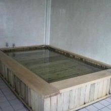 わりと狭い檜風呂