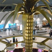 ヤシの木がゴールドバ−？？