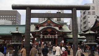 安産の神様。敷地は広くないけど、参拝客は非常に多かったですね。