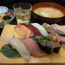 地魚にぎり（沼津の地魚10貫、サラダ、お椀付で2,300円）