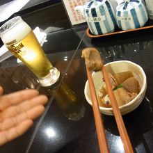 友人はビールも♪付きだしのあら煮も一口頂きたら美味しい！