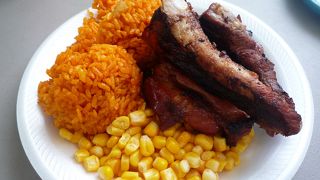 ターザで遊び疲れ、腹の空いた際には、ホッドドッグやハンバーガー、肉とライス等、一通りの味が楽しめます。