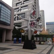 岡本太郎氏によるシンボルモニュメント「こどもの樹」が有ります。