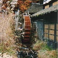 鶴の湯の現役で働く水車