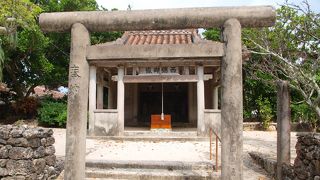 竹富島の偉人、西塘を祀っています