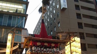 尋常でない人ごみ。山鉾は種類台数も多く立派だけど普段から展示したらの感