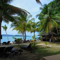 朝食会場からビーチにかけて庭にはサンデッキ