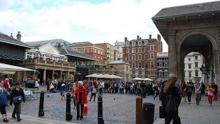 パフォーマンスあり、お店もたくさんあり、何時間いても楽しい