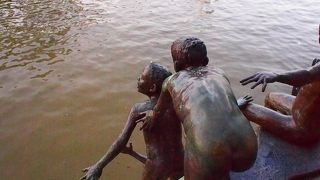 目線は下に！　ピープル　オブ　ザ　リバー像