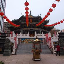 赤ちょうちんが目を惹きます