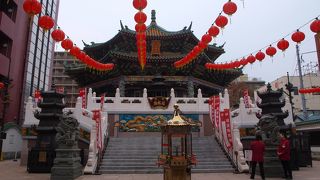 横浜中華街では古くから信仰を得ている場所