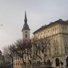 フヴィエズドスラヴォヴォ広場から聖マルティン教会の塔が見える