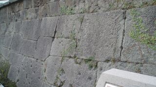 銃弾の跡とがボコボコと・・・・