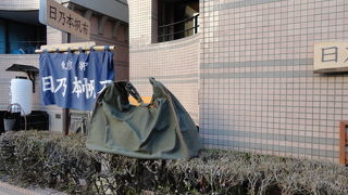 大きな帆布バッグが目印です。