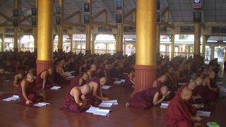 ミャンマーで２番目に大きい僧院です。