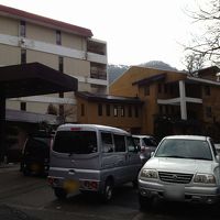 茶色の建物は別館