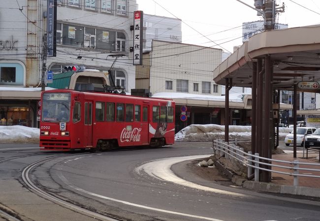 函館駅前の隣駅、繁華街が集まるエリア