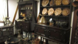 暖炉やキッチン、礼拝堂など見所あり！