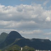 石灰岩でできた3連の山