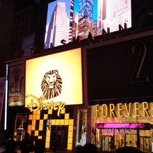 タイムズスクエアの真ん中らへんです。