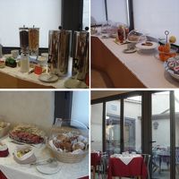 朝食ルーム。屋外へも出られます。