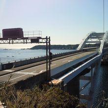 道路向かいの展望台から見た「くしもと大橋」