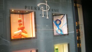 ショーウインドウもエレガントなピエール・エルメ