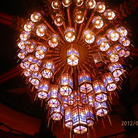 ロビーの天井は韓国風に煌びやか