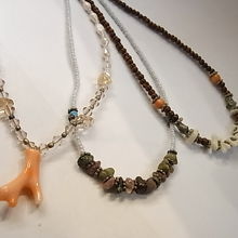 サンゴや貝などのアクセサリーネックレスも