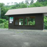 ユニークな構造の駅前