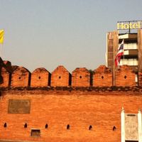 ターペ門の後ろにあります