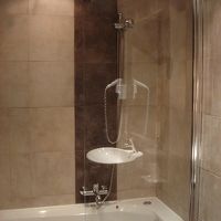 仕切が簡易でどうしても水が漏れる。バスタブはジャグジー付き。