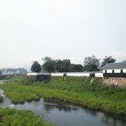 川が天然の堀となっている、日本百名城の一つ
