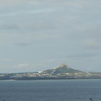 １階の客室の窓からも海に浮かぶ伊江島が見える。