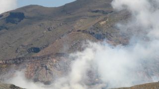 荒涼とした溶岩の山肌