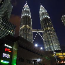 公園側から見上げたツインタワー