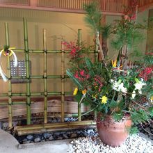 茶室の玄関です。お正月らしいですね