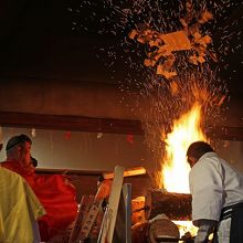 護摩を投げ入れます