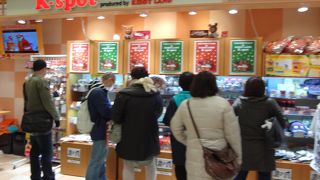 様々なキャラクターグッズが売られている